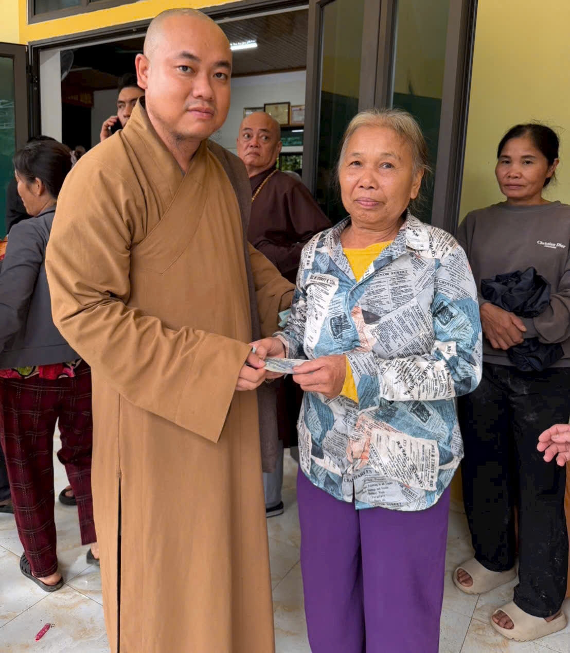 Các thành viên trong Đoàn cứu trợ trao tặng những phần quà yêu thương cho bà con vùng lũ