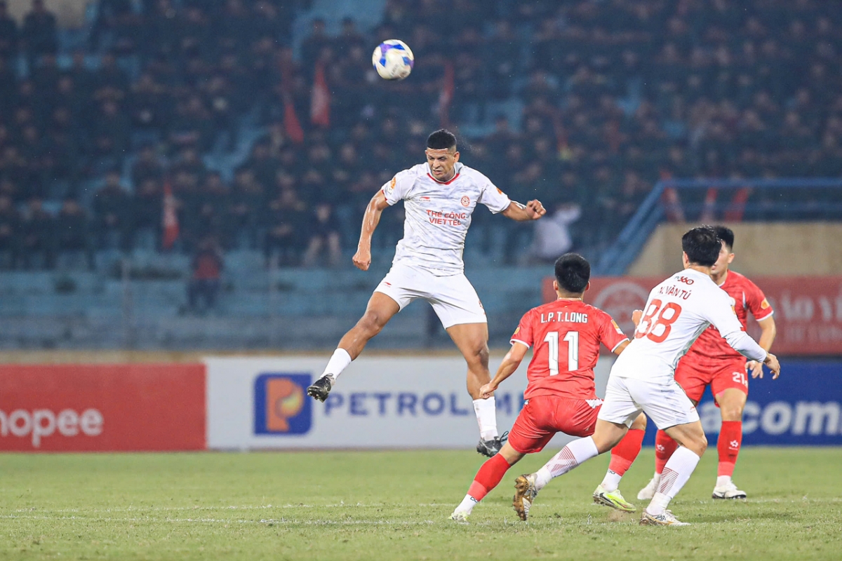 Lucao liên tục đe dọa khung thành CAHN (Ảnh: Hoài Thương)