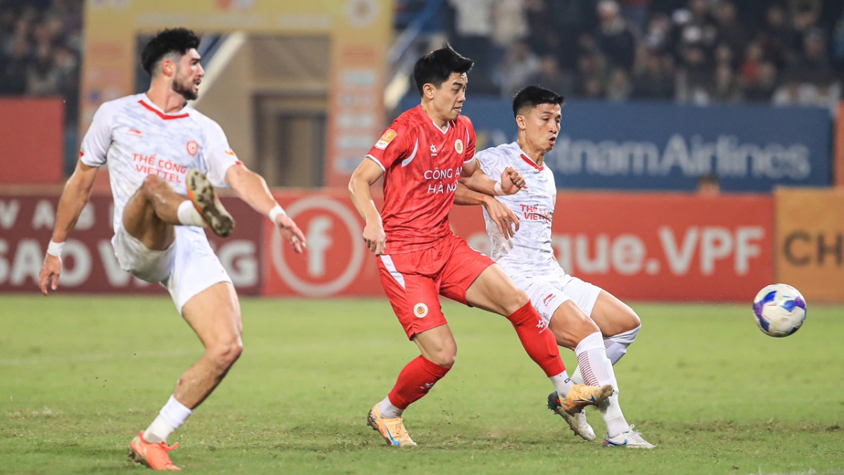 VAR có bốn lần ảnh hưởng đến những tình huống nhạy cảm của trận đấu (Ảnh Hoài Thương)