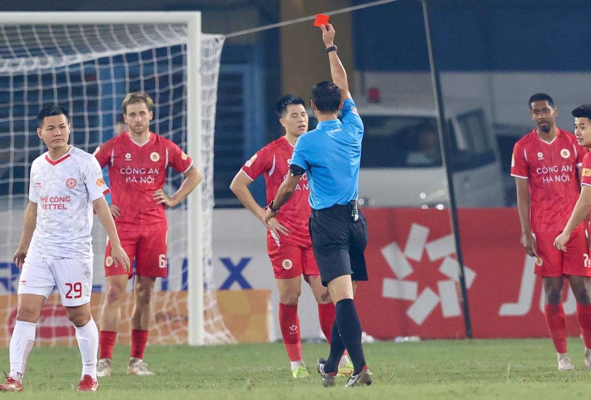 Tấm thẻ đỏ của Đình Trọng là bước ngoặt của trận đấu (Ảnh Đức Minh)