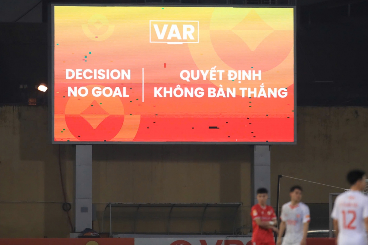 Sau khi tham khảo VAR, trọng tài xác định Đình Bắc đã việt vị. Đây là trận đấu mà trọng tài nhiều lần phải tham khảo VAR.