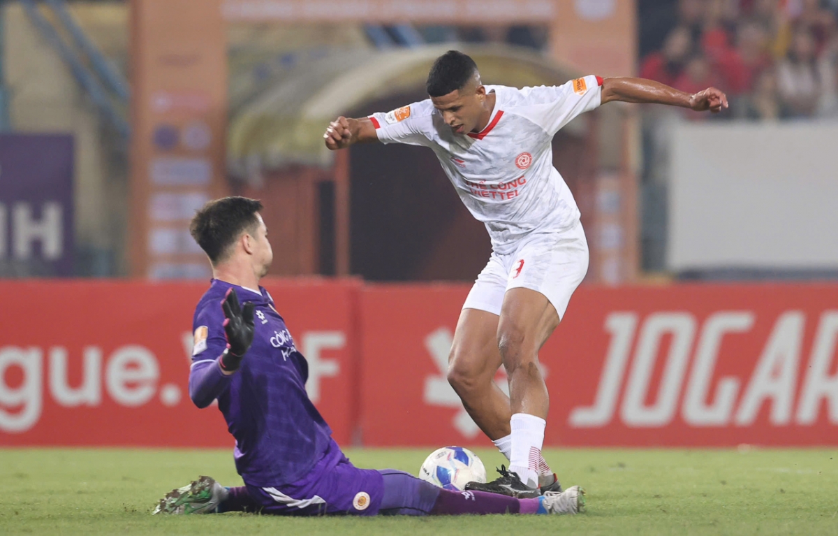 Lucao khá vô duyên trong hiệp một khi bỏ lỡ nhiều cơ hội ngon ăn.