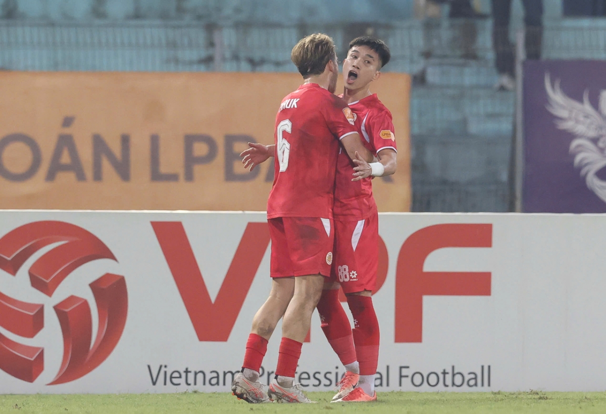 CAHN một lần nữa vươn lên dẫn trước với pha lập công của Mauk.