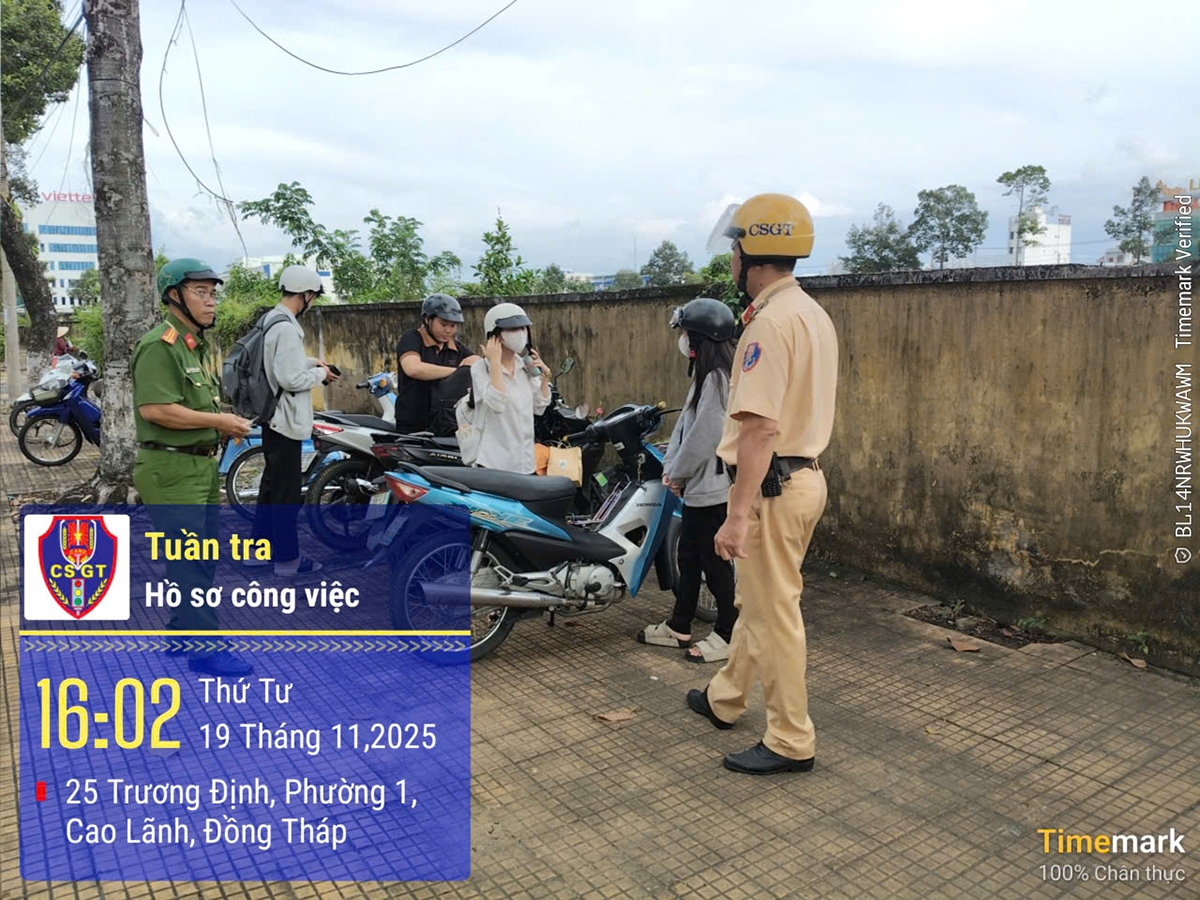 Cảnh sát giao thông kiểm tra học sinh tham gia giao thông
