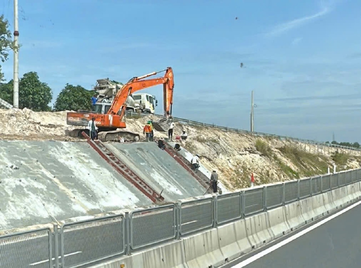 Phương tiện và công nhân đang thi công làm rãnh thoát - Ảnh: B.H