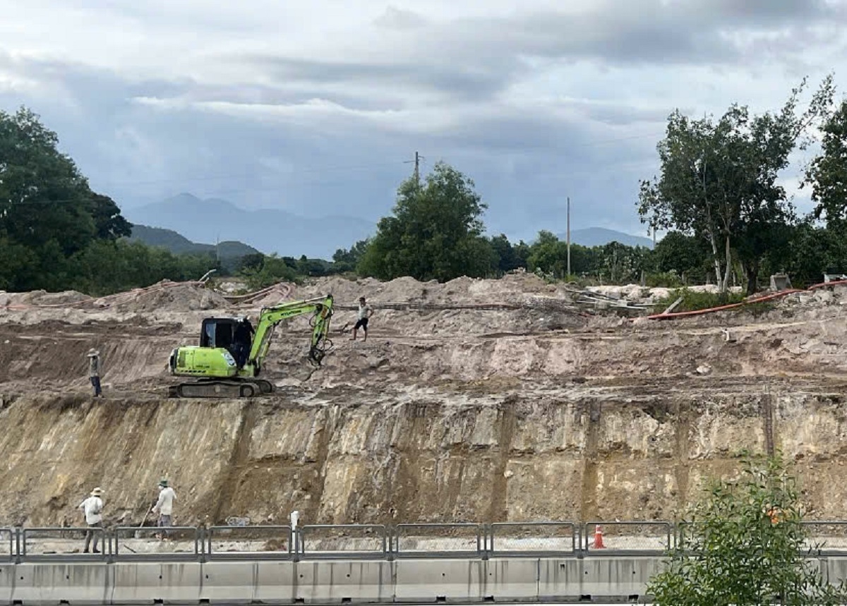 Thi công gia cố mái taluy dương bằng bê tông - Ảnh: B.H