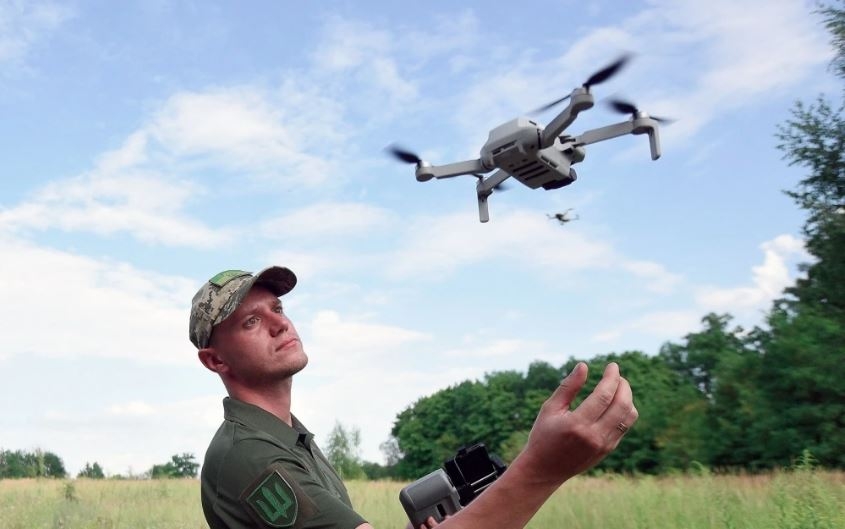 Binh sĩ Ukraine sử dụng UAV. Ảnh: Ukrinform