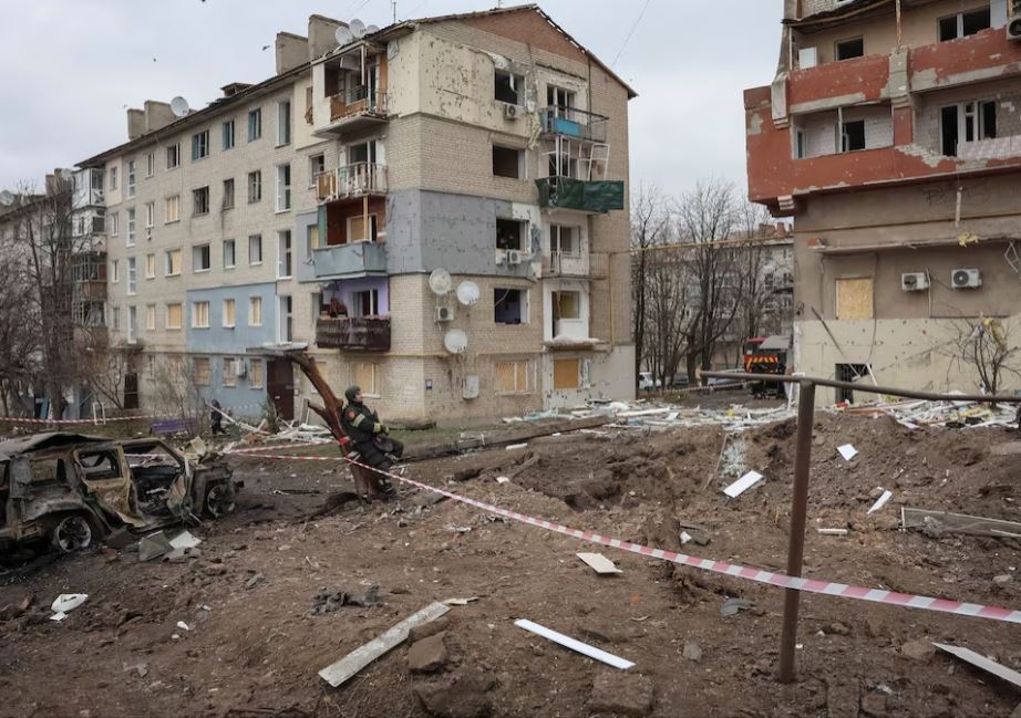 Lực lượng cứu hộ Ukraine có mặt tại hiện trường sau một cuộc tấn công của Nga. Ảnh: Reuters