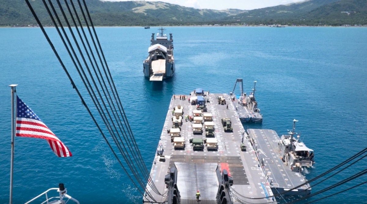 Tàu hải quân Mỹ đưa trang thiết bị đến Philippines. Ảnh: Thủy quân lục chiến Mỹ