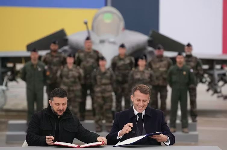 Tổng thống Ukraine Zelensky và Tổng thống Pháp Emmanuel Macron. Christophe Ena / EPA