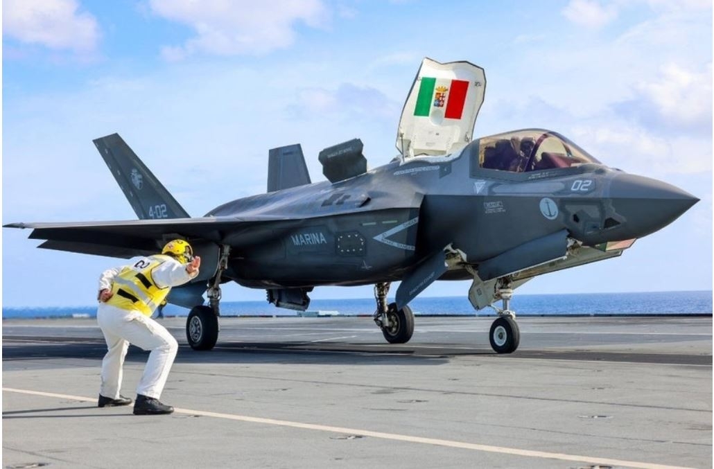 Máy bay chiến đấu F-35B Lightning II của Hải quân Italy trên tàu sân bay HMS Prince of Wales của Anh. Nguồn: NATO