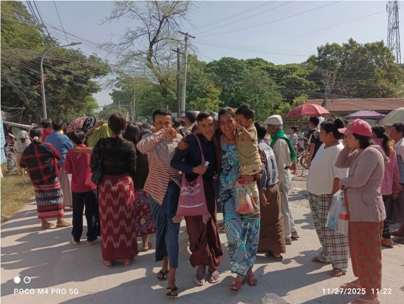 Tù nhân được trao trả tự do đoàn tụ với gia đình tại vùng Mandalay, Myanmar. Nguồn Truyền thông Nhà nước Myanmar