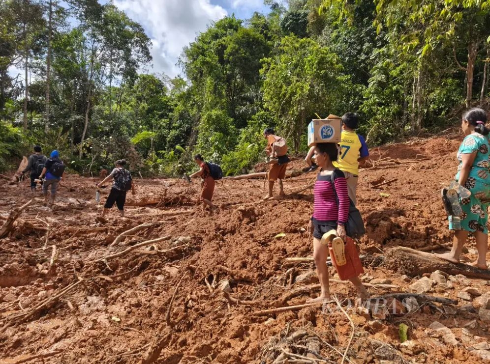Người dân một số khu vực bị ảnh hưởng lũ lụt ở Bắc Sumatra phải đi bộ 6 giờ đồng hồ để mua nhu yếu phẩm. (Ảnh: Kompas)