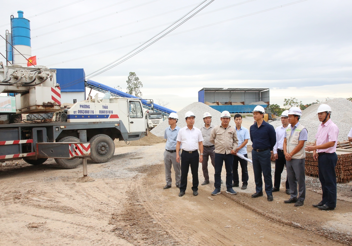 Trước đó, trực tiếp kiểm tra tại dự án đầu tư xây dựng (ĐTXD) cầu Kênh Vàng và đường dẫn hai đầu cầu, Chủ tịch UBND tỉnh Bắc Ninh Vương Quốc Tuấn đã phê bình Bí thư Đảng ủy, Chủ tịch UBND xã Trung Kênh và Giám đốc Ban QLDA Giao thông và Nông nghiệp tỉnh số 2 do chậm trễ, không tập trung, quyết liệt trong thực hiện giải phóng mặt bằng, làm chậm tiến độ thực hiện dự án.