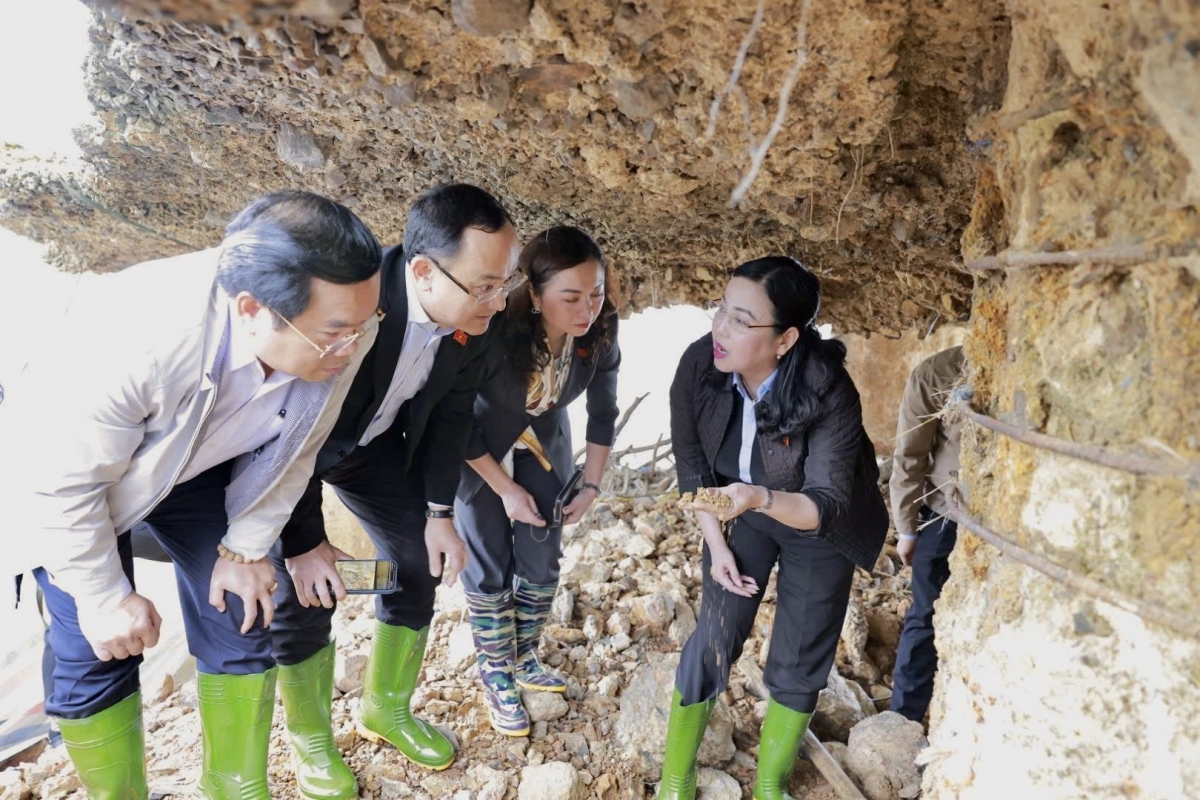 Chủ nhiệm Ủy ban Khoa học, Công nghệ và Môi trường Nguyễn Thanh Hải trao đổi với Chủ tịch tỉnh Phú Thọ Trần Duy Đông tại hiện trường trụ cầu số 3 bị xuống cấp nghiêm trọng. Ảnh: phutho.gov.