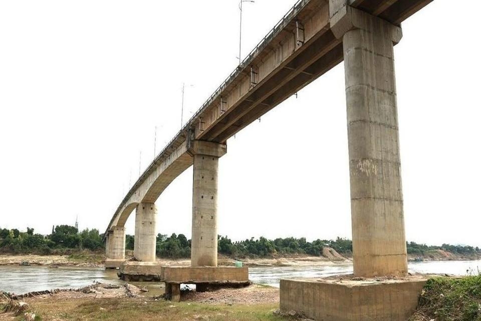 Trụ cầu Sông Lô hư hỏng nghiêm trọng khiến việc lưu thông trên cầu bị gián đoạn.