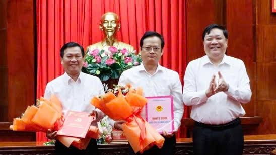 Ông Phạm Thành Ngại - Chủ tịch UBND tỉnh Đồng Tháp trao quyết định và hoa chúc mừng cho ông Trần Ngô Minh Tuấn và ông Phạm Văn An (từ phải qua)