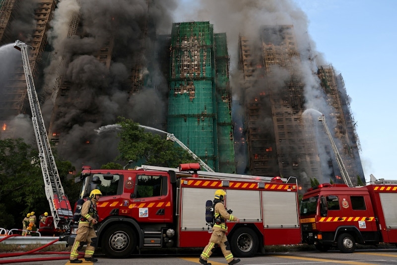 Lực lượng cứu hỏa làm việc tại hiện trường vụ cháy chung cư ở Hong Kong. Ảnh: Reuters.
