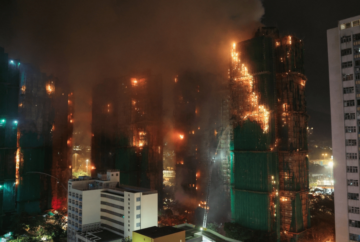 Hiện trường vụ cháy chung cư ở Hong Kong. Ảnh: Reuters