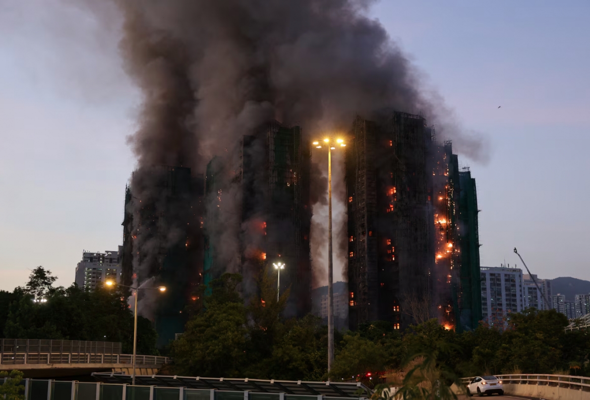 Hiện trường vụ cháy chung cư ở Hong Kong. Ảnh: Reuters