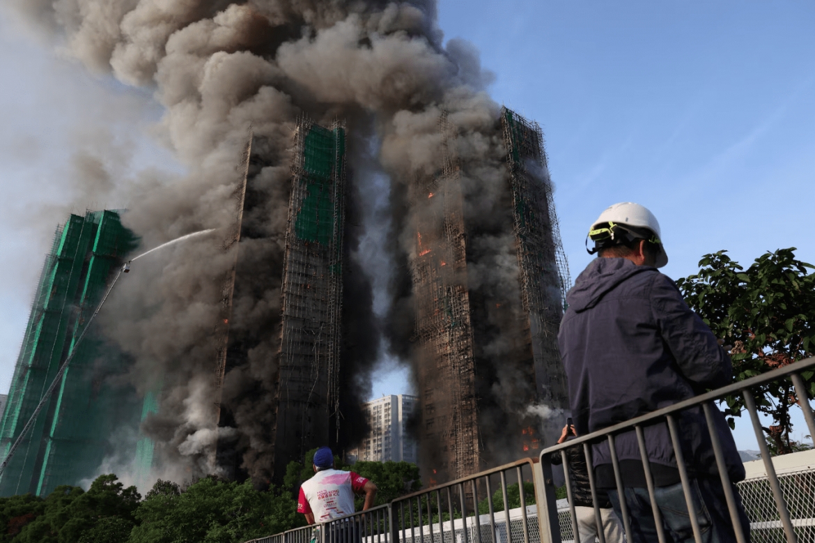 Hiện trường vụ cháy kinh hoàng ở Hong Kong. Ảnh: Reuters