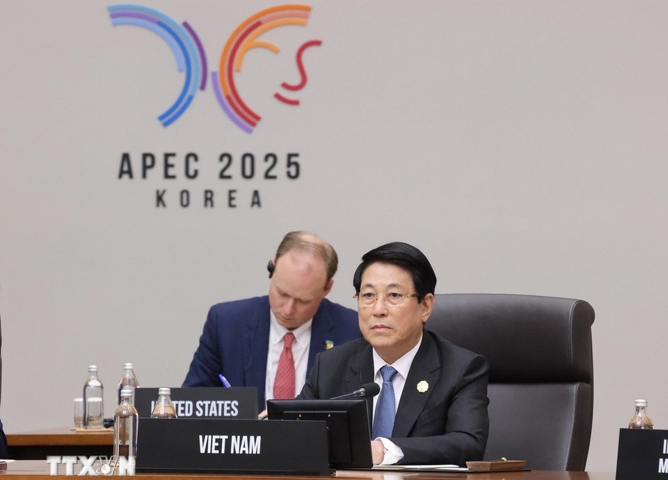 Sáng 31/10, sau Lễ đón trọng thể dành cho các nhà Lãnh đạo APEC, Chủ tịch nước Lương Cường đã tham dự và phát biểu tại Phiên thứ nhất của Hội nghị các nhà lãnh đạo APEC 2025. Chủ tịch nước Lương Cường nhấn mạnh nền tảng kinh tế vi mô vững chắc đóng vai trò then chốt cho tăng trưởng dài hạn cũng như yêu cầu cấp thiết của gia tăng kết nối và nâng cao sức chống chịu của các nền kinh tế APEC. (Ảnh: TTXVN)