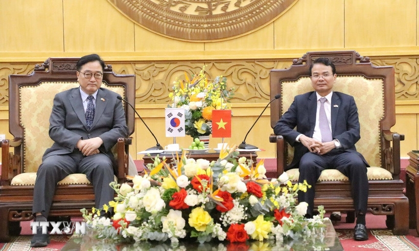 Ngày 22/11, Chủ tịch Quốc hội Hàn Quốc Woo Won Shik và Phu nhân Shin Kyunghye đã tới thăm và làm việc tại tỉnh Ninh Bình. Hiện nay, Hàn Quốc đang có 218 dự án đầu tư tại Ninh Bình vớ tổng vốn đầu tư 2,69 tỷ USD, chiếm 18,76% tổng vốn FDI trên địa bàn tỉnh. Ninh Bình cũng thiết lập quan hệ hợp tác song phương với một số địa phương của Hàn Quốc. Chủ tịch Quốc hội Hàn Quốc cho biết sẽ nỗ lực để các doanh nghiệp Hàn Quốc tiếp tục đầu tư tại Ninh Bình và mong muốn các doanh nghiệp Hàn Quốc đang hoạt động tại Ninh Bình tiếp tục nhận được sự quan tâm, hỗ trợ và tạo điều kiện thuận lợi từ địa phương. (Ảnh: TTXVN)