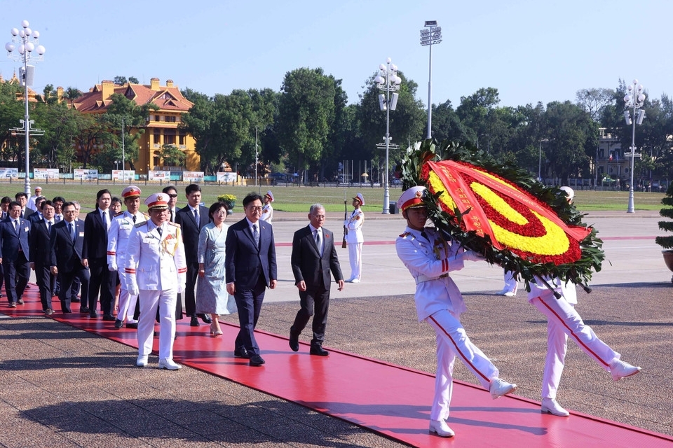 Chiều 20/11, Chủ tịch Quốc hội Đại Hàn Dân Quốc Woo Won Shik cùng Phu nhân Shin Kyunghye và đoàn đại biểu cấp cao Quốc hội Hàn Quốc đã đặt vòng hoa, vào Lăng viếng Chủ tịch Hồ Chí Minh. (Ảnh: TTXVN)