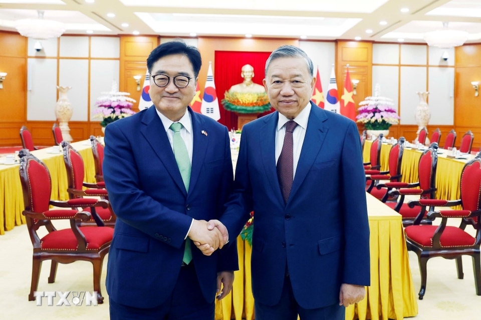 Ngày 21/11, Tổng Bí thư Tô Lâm và Chủ tịch Quốc hội Hàn Quốc Woo Won Shik đã hội kiến. Tổng Bí thư đề nghị Hàn Quốc tiếp tục nâng cao năng lực cho các doanh nghiệp Việt Nam tham gia sâu hơn vào chuỗi cung ứng toàn cầu, mở rộng hợp tác giữa các tổ chức hữu nghị, đơn giản hóa thủ tục cấp thị thực cho công dân Việt Nam nhập cảnh Hàn Quốc… Chủ tịch Quốc hội Hàn Quốc nhất trí cao với các ý kiến của Tổng Bí thư Tô Lâm, đồng thời đề nghị Việt Nam tạo điều kiện cho các doanh nghiệp Hàn Quốc tham gia đầu tư vào các dự án trọng điểm của Việt Nam. (Ảnh: TTXVN)