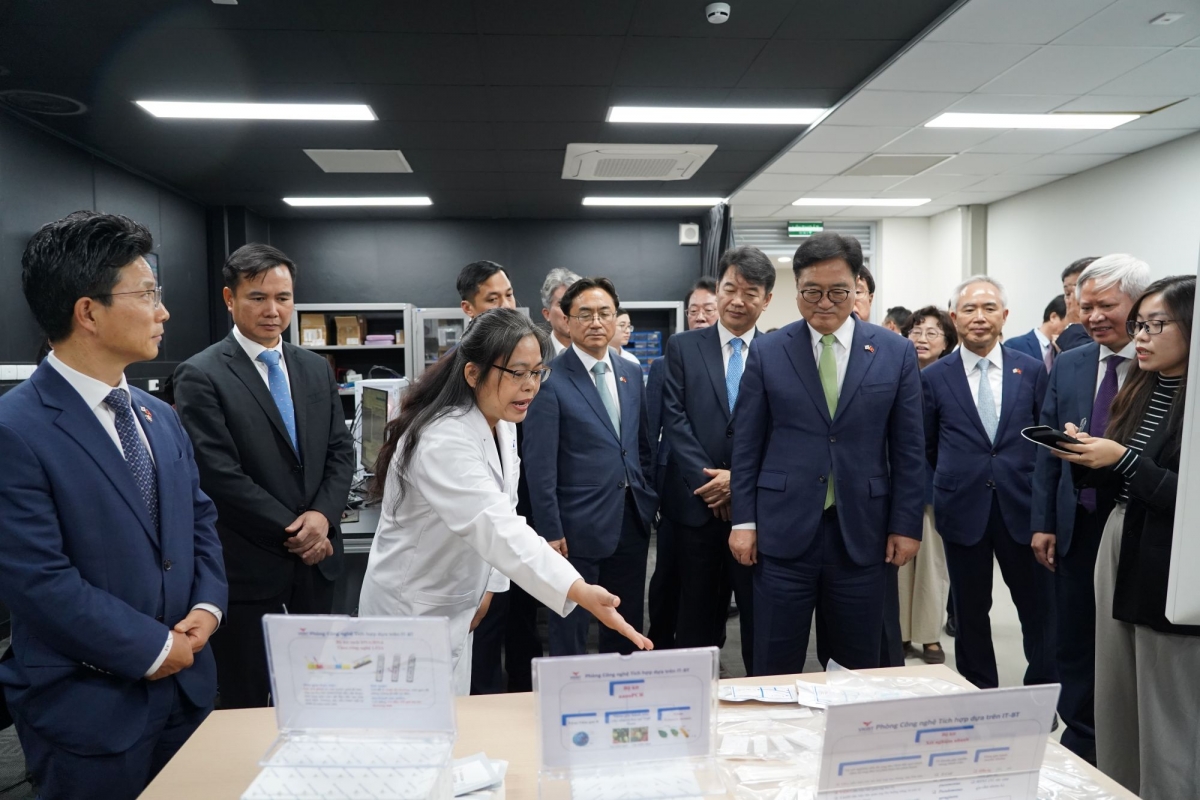 Cũng trong ngày 21/11, Chủ tịch Quốc hội Hàn Quốc Woo Won Shik và Phu nhân Shin Kyunghye đã tới thăm Viện Khoa học và Công nghệ Việt Nam - Hàn Quốc (VKIST) tại Khu công nghệ cao Hòa Lạc.. Đây là dự án viện trợ không hoàn lại lớn nhất của Hàn Quốc dành cho Việt Nam. Chủ tịch Quốc hội Hàn Quốc cho rằng, hợp tác khoa học công nghệ giữa hai nước cần đi vào các lĩnh vực cụ thể như AI, lượng tử, thúc đẩy nghiên cứu chung. (Ảnh: Bộ Khoa học và Công nghệ)