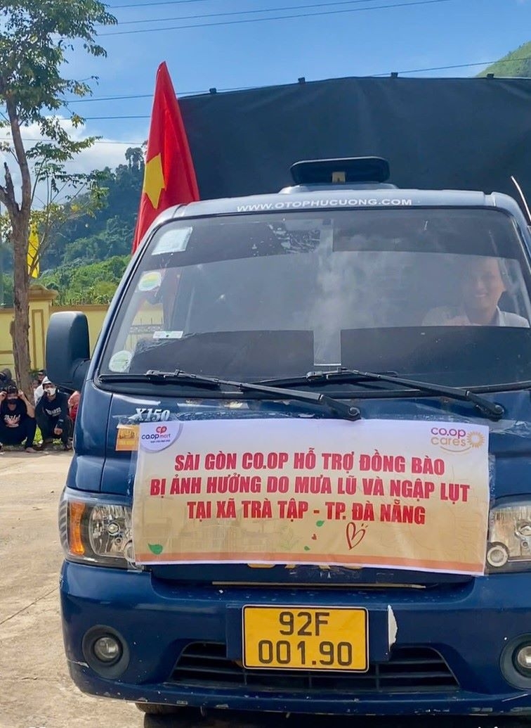 Đoàn xe Co.opmart Quy Nhơn khẩn cấp đến xã Ngô May (Gia Lai) trao 100 phần quà cho các hộ dân bị thiệt hại