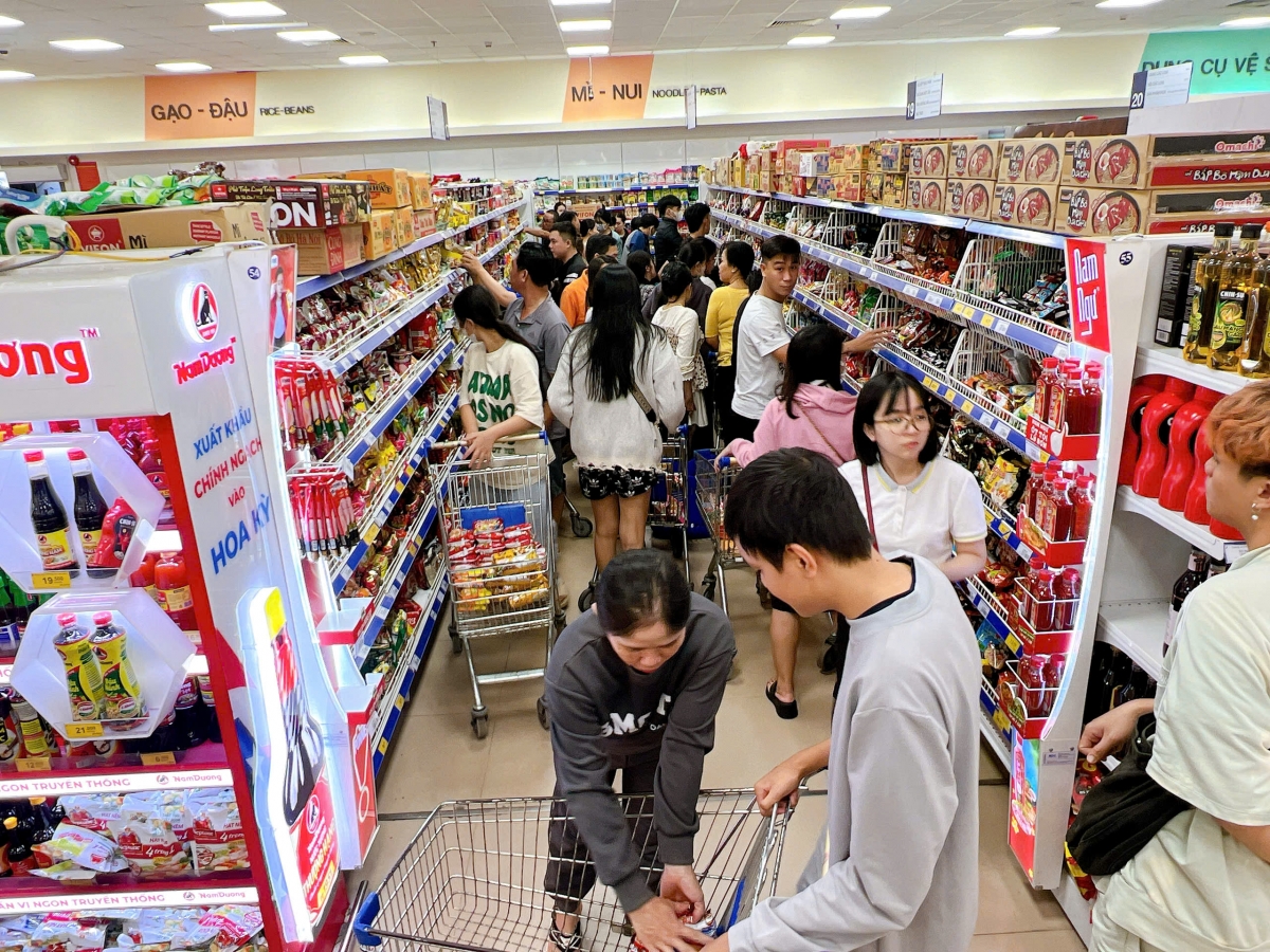 Co.opmart Tuy Hòa tăng cường lượng hàng gạo, mì, nước uống... phục vụ nhu cầu dự trữ hàng của người dân