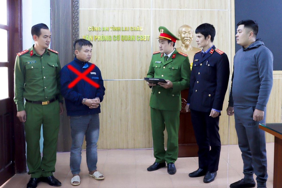 Cơ quan Cảnh sát điều tra, Công an tỉnh Lai Châu thi hành Lệnh bắt khẩn cấp đối với Quách Văn Lập. (Ảnh: CACC)