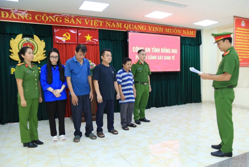 Cơ quan CSĐT công bố quyết định khởi tố và lệnh bắt bị can để tạm giam.