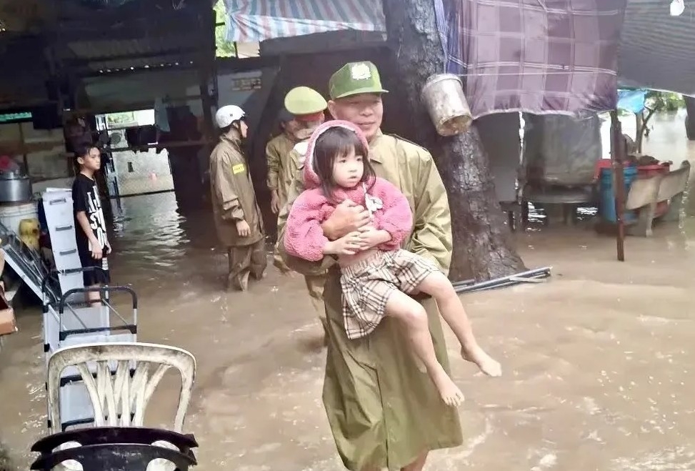 Công an phường Phan Ranh (tỉnh Ninh Thuận cũ), tỉnh Khánh Hòa ứng cứu người dân