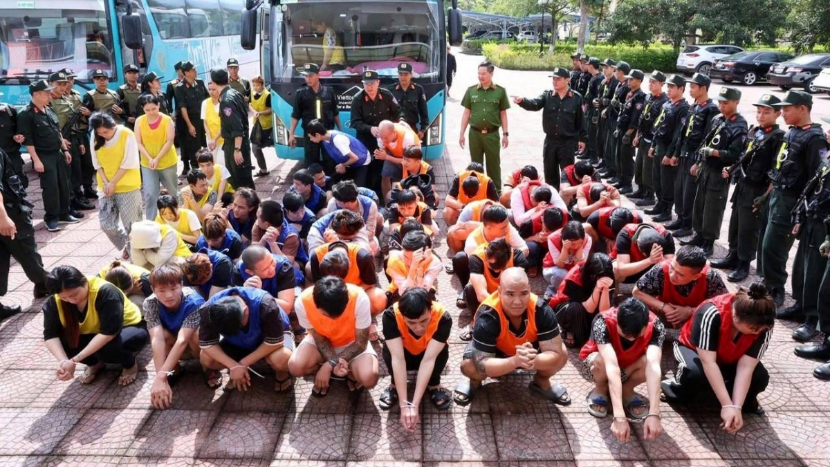 Các đối tượng lừa đảo được dẫn giải từ Campuchia về Lai Châu (Việt Nam) để tiếp tục điều tra và xử lý theo quy định của pháp luật.
