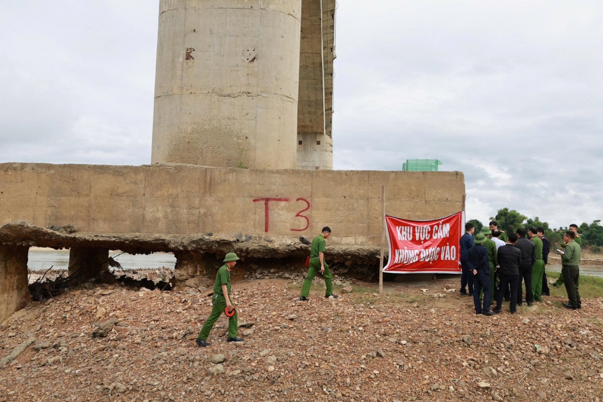 Công an tỉnh Phú Thọ đang điều tra, xác minh những bất thường tại cầu sông Lô. Ảnh CAPT.