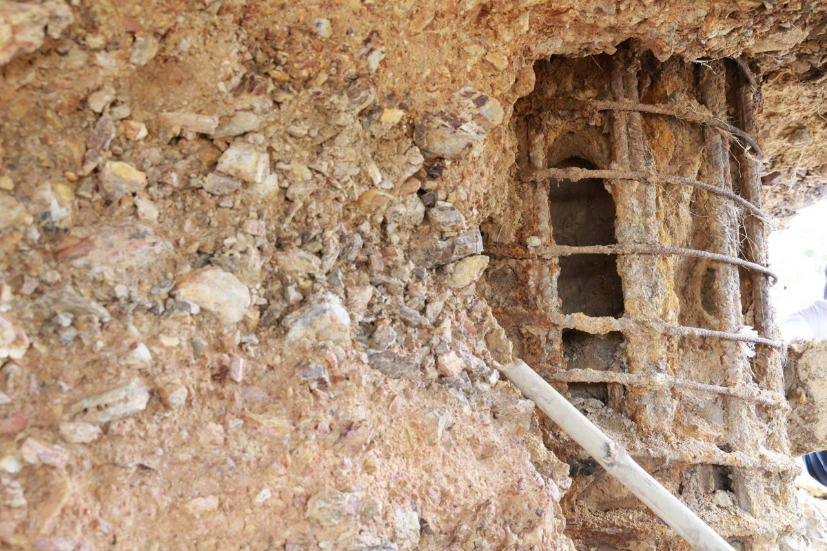 Các cọc khoan nhồi tại trụ T3 cầu sông Lô lộ ra khỏi nền đất khoảng 2m, trơ cốt thép rỉ sét và lẫn đất đá bên trong. Ảnh CAPT.