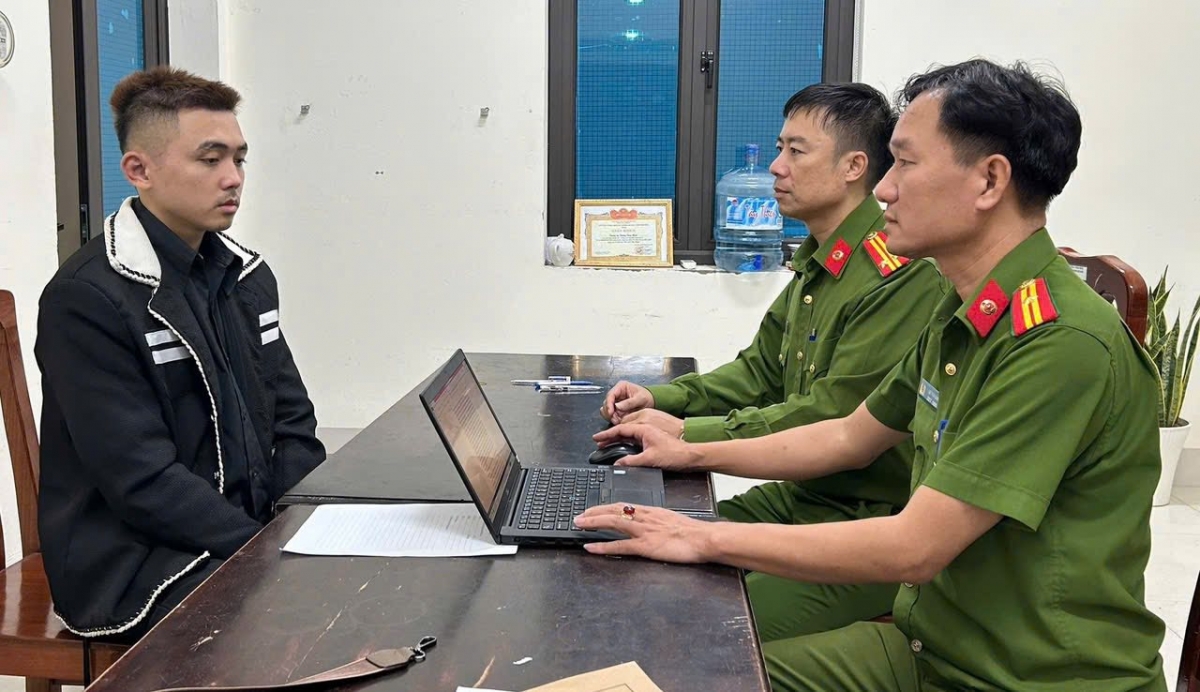 Công an xã Tam Đảo lấy lời khai đối tượng Tạ Duy Hiếu.Ảnh CAPT.