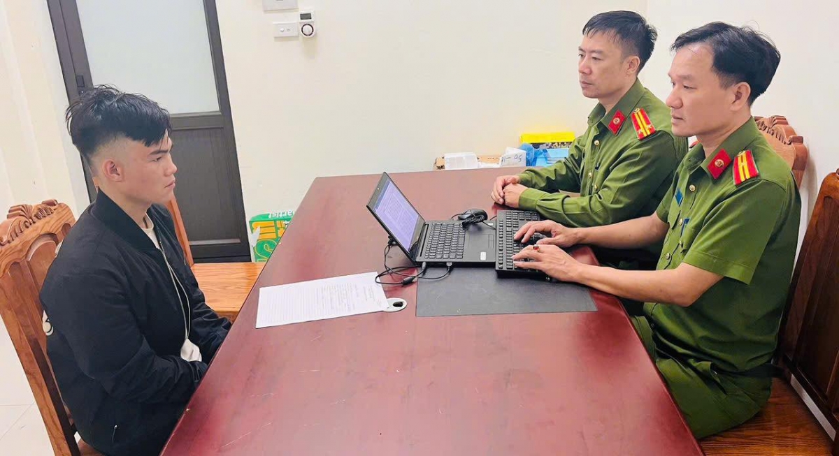 Đối tượng Trần Minh Quang tại cơ quan công an. Ảnh CAPT.