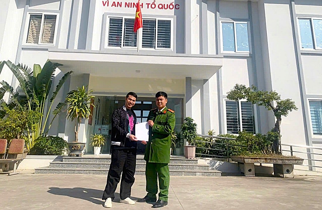 Anh Ngô Trí Hưng gửi thư cảm ơn đến Công an phường Quỳnh Mai. (Ảnh: Công an Nghệ An)