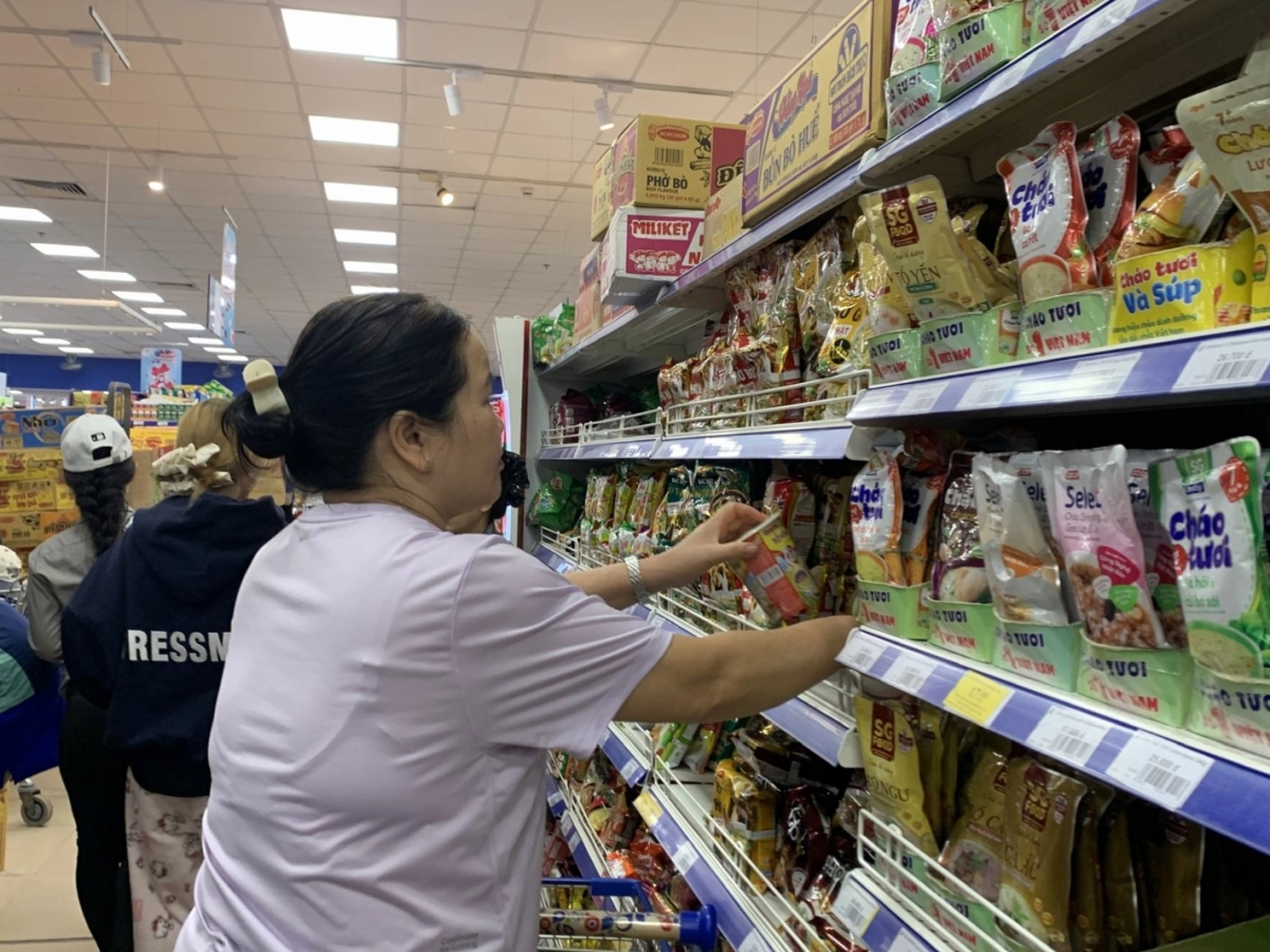 Co.opmart Tuy Hòa đảm bảo hàng hóa thiết yếu, tăng cường lên gấp 3 lần phục vụ người dân trước bão