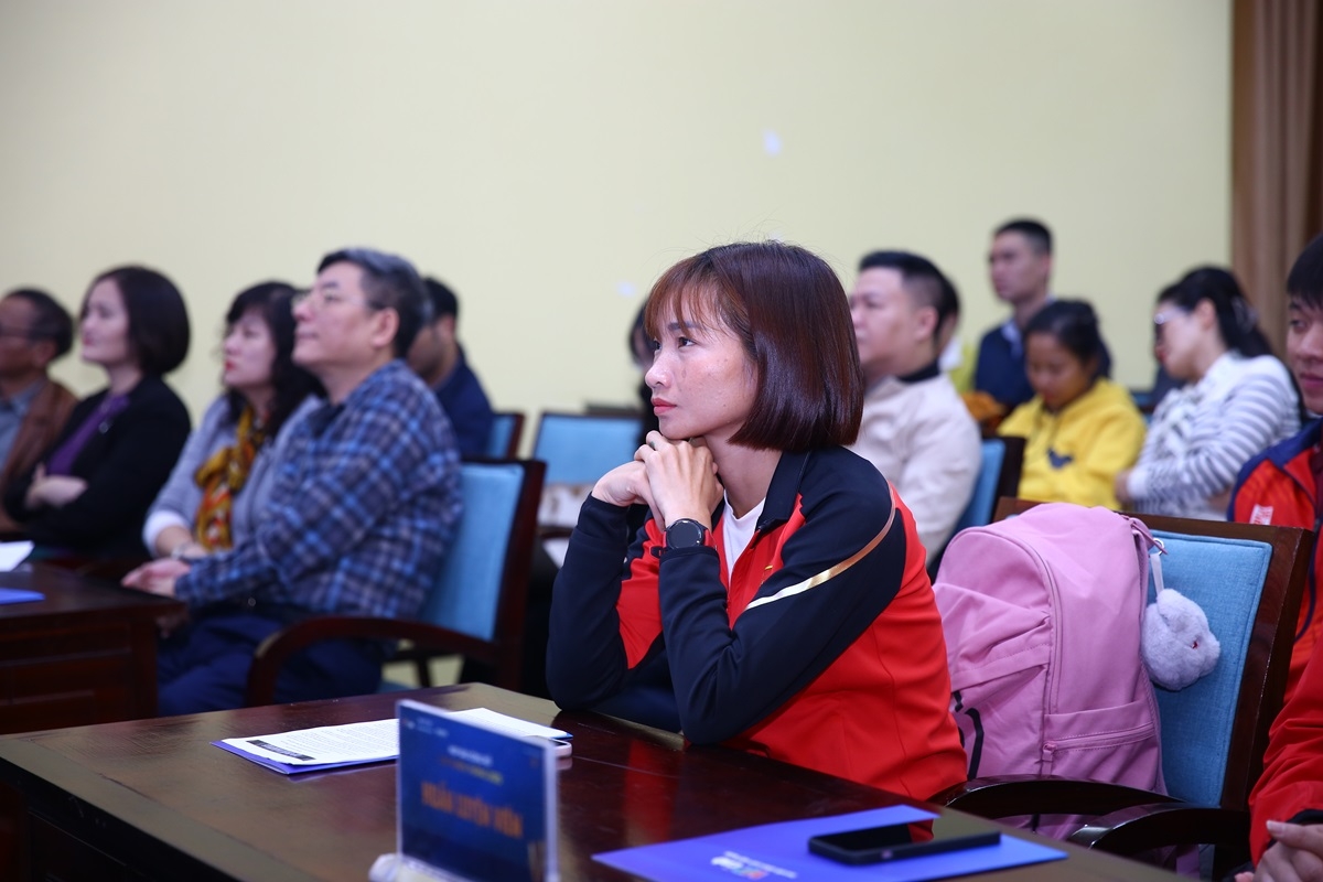 VĐV Nguyễn Thị Oanh tại buổi họp báo. 