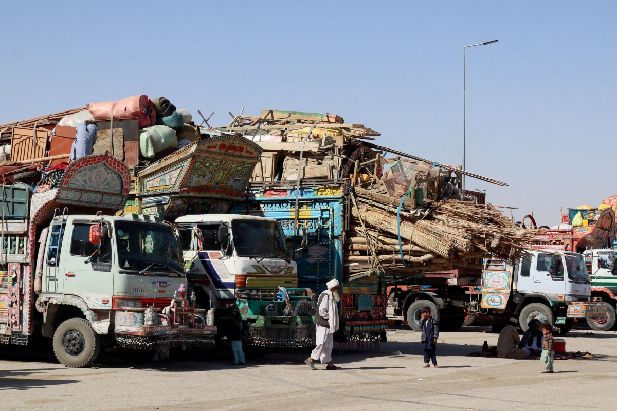 Hàng hóa mắc kẹt tại cửa khẩu biên giới Chaman, tỉnh Balochistan hôm 16/10 sau khi chính quyền Pakistan đóng cửa biên giới với nước láng giềng Afghanistan. Ảnh: Reuters