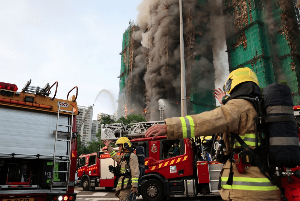 Lực lượng cứu hỏa nỗ lực dập tắt đám cháy ở Hong Kong. Ảnh: Reuters