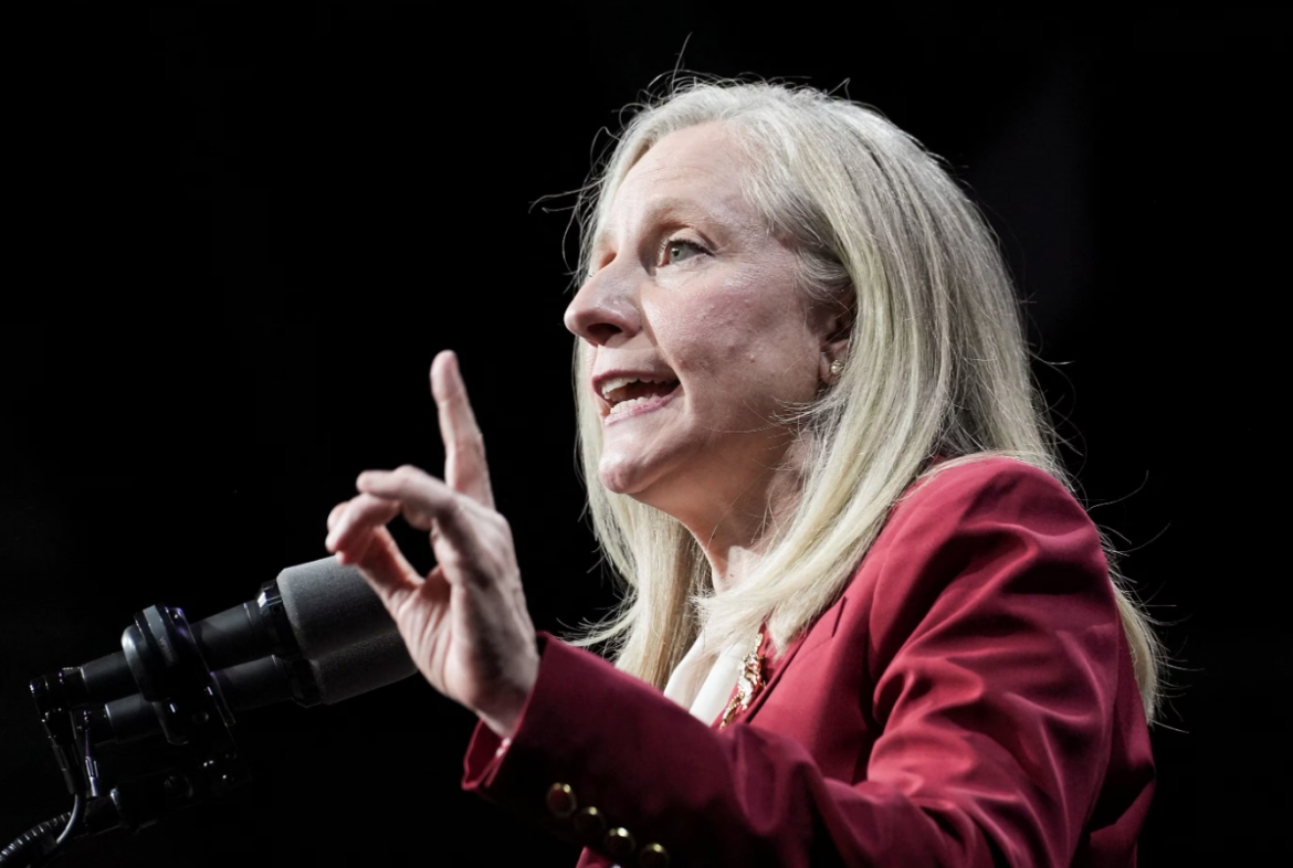 Bà Abigail Spanberger có bài phát biểu chiến thắng trước ứng cử viên Cộng hòa Earle-Sears trong cuộc đua giành chức Thống đốc Virginia ngày 4/11. Ảnh: Reuters