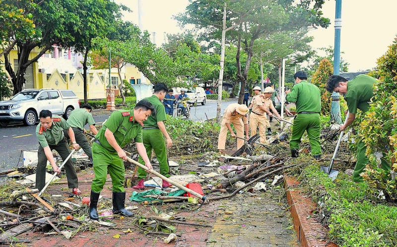 Công an tỉnh Đồng Nai hỗ trợ bà con dọn dẹp sau lũ