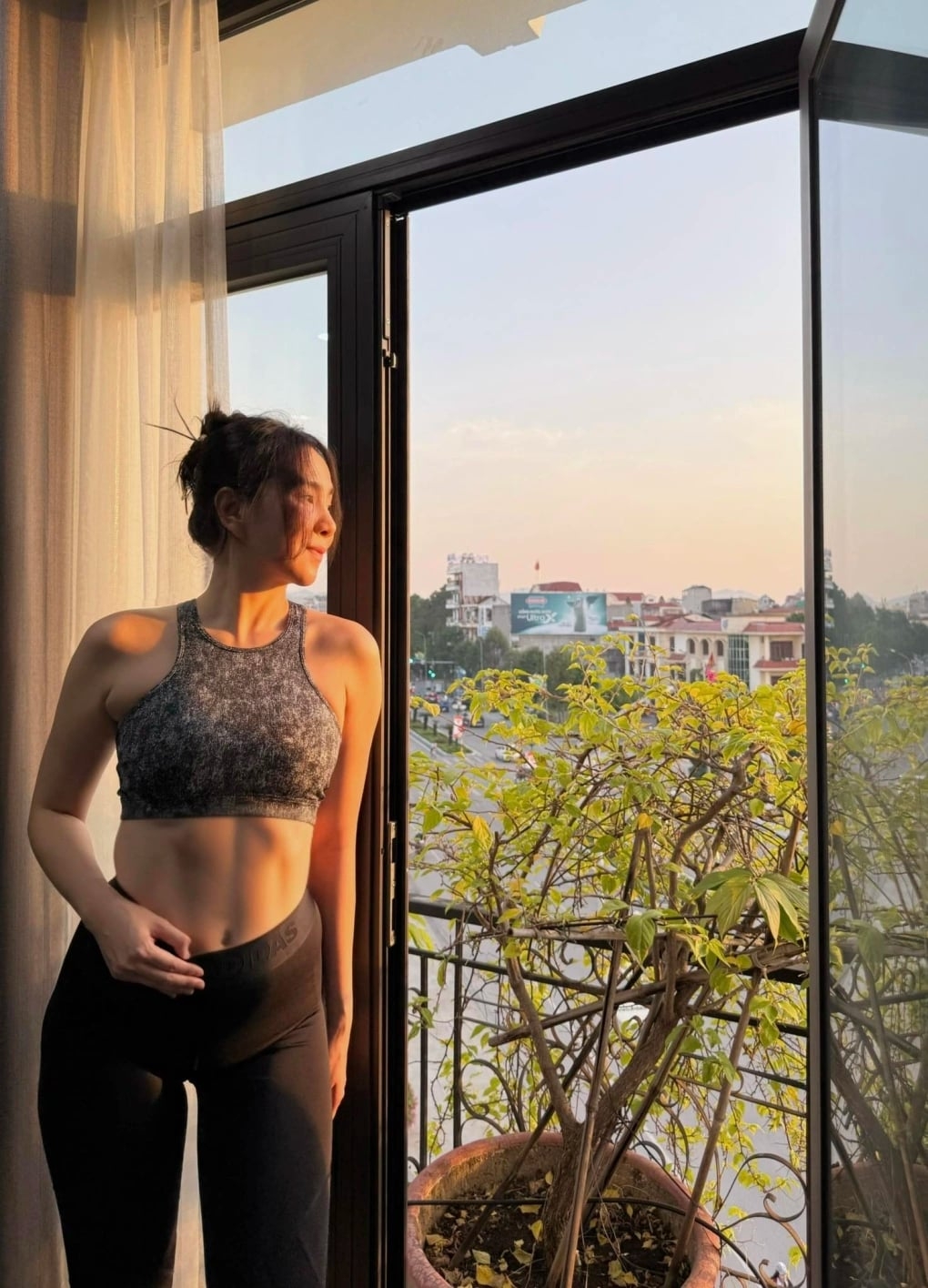 Sao Việt 27/11: Mai Ngọc khoe cơ bụng số 11 sau 7 tháng sinh con trai đầu lòng. Ở phần bình luận, cô được nhiều người khen giảm cân quá giỏi, không có dấu hiệu sinh nở và "gái một con trông mòn con mắt". Trước đó, nữ MC duy trì việc chạy trên máy 30 phút mỗi ngày kết hợp chế độ ăn uống lành mạnh để lấy lại vóc dáng.