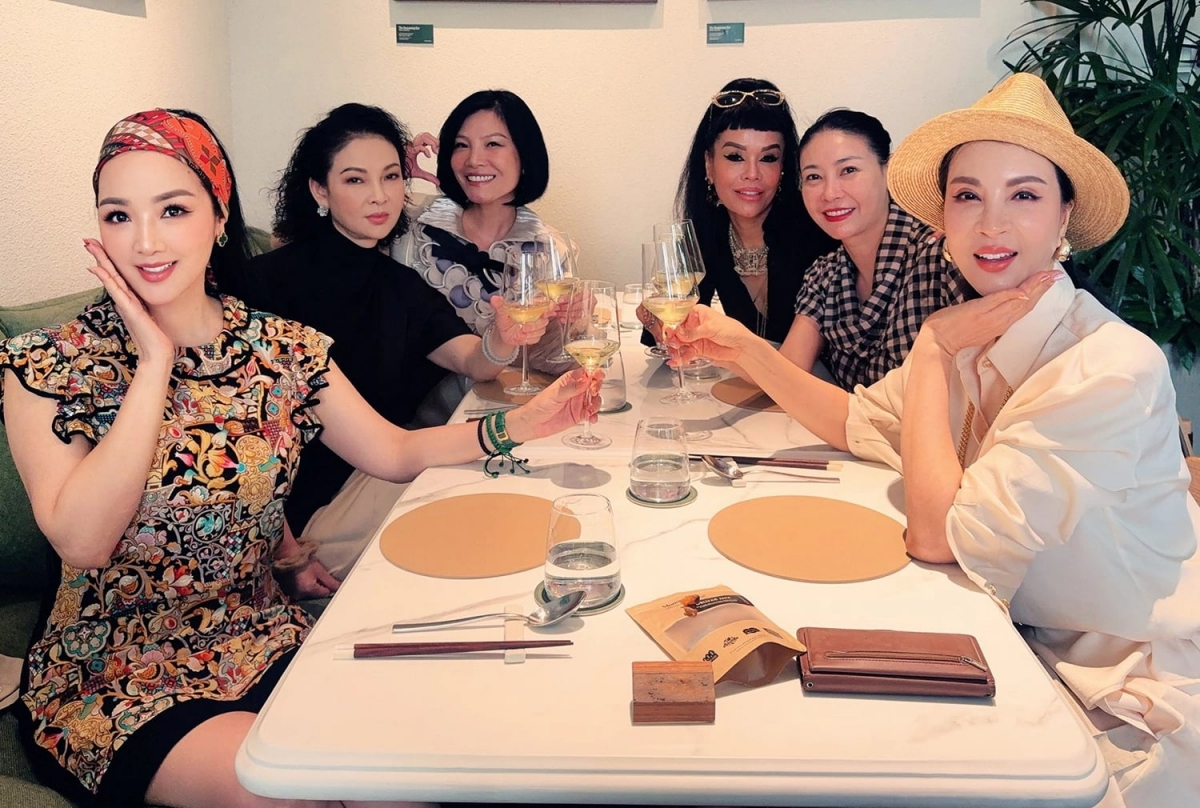 Giáng My mừng sinh nhật muộn ở TP HCM cùng nhóm bạn thân đã gắn bó với cô hơn 30 năm. Buổi tiệc riêng tư, ấm cúng do hoa hậu Hà Kiều Anh tổ chức, có sự xuất hiện của cựu diễn viên, người mẫu Thủy Hương (thứ hai từ ngoài vào, bên trái), chân dài Vũ Cẩm Nhung, MC Thanh Mai và doanh nhân Thủy Kot.