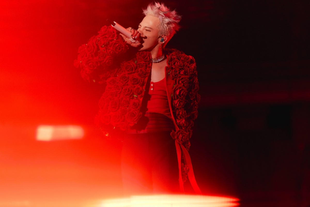 G‑Dragon trên sân khấu tour diễn Übermensch World Tour, minh chứng sức hút toàn cầu và khả năng kết nối với fan ở nhiều châu lục. (Ảnh: Übermensch World Tour)